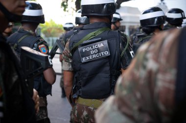 Salvador, Bahia, Brezilya - 07 Eylül 2024: Brezilya Bağımsızlık Günü 'nde ordu askerleri ayakta görülüyor. Bahia, Salvador şehri..