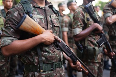 Salvador, Bahia, Brezilya - 07 Eylül 2024: Brezilya 'nın Bahia kentinde düzenlenen Brezilya Bağımsızlık Günü kutlamaları sırasında ordu birlikleri görüldü.