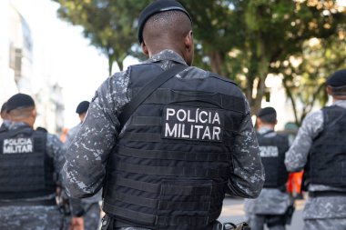 Salvador, Bahia, Brezilya - 07 Eylül 2024: Brezilya 'nın Bahia kentinde düzenlenen Bağımsızlık Günü kutlamaları sırasında askeri polis birlikleri yürüyüş yaparken görüldü.