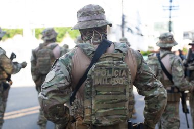 Salvador, Bahia, Brezilya - 07 Eylül 2024: Brezilya 'nın Salvador kentinde düzenlenen Brezilya Bağımsızlık Günü kutlamaları sırasında Bahia Askeri Polisi' nin askerleri oluşurken görüldü..