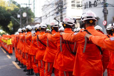 Salvador, Bahia, Brezilya - 07 Eylül 2024: Brezilya 'nın Bahia kentinde düzenlenen Brezilya Bağımsızlık Günü kutlamaları sırasında itfaiyeciler oluşum halinde görüldü.