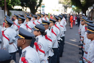 Salvador, Bahia, Brezilya - 07 Eylül 2024: Brezilya 'nın Salvador kentinde düzenlenen Brezilya Bağımsızlık Günü kutlamaları sırasında Bahia Askeri Polisi' nin askerleri oluşurken görüldü..