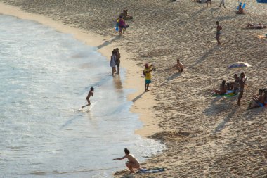 İnsanlar Salvador, Bahia 'daki Paciencia plajında banyo yaparken görülüyor..