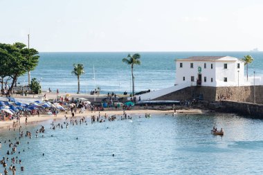 Salvador, Bahia, Brezilya - 09 Kasım 2019: Turistler sahilde eğlenirken ve banyo yaparken görülüyor. Bahia, Salvador şehri..