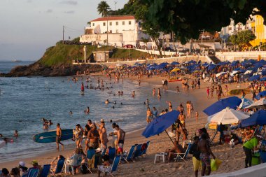 Salvador, Bahia, Brezilya - 09 Kasım 2019: Salvador, Bahia 'daki Porto da Barra plajında kalabalık eğlenirken görüldü.