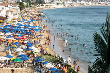 Salvador, Bahia, Brezilya - 16 Kasım 2019: Boa Viagem plajında insanların eğlendiği görülüyor. Bahia, Salvador şehri..