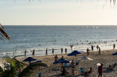 Salvador, Bahia, Brezilya - 06 Aralık 2019: İnsanlar Salvador, Bahia 'daki Farol da Barra plajında eğleniyor.