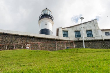 Salvador, Bahia, Brezilya - 01 Eylül 2024: Barra Deniz Feneri Kulesi manzarası, Salvador, Bahia 'da Barra sahilinde yer almaktadır..