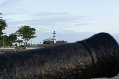 Salvador, Bahia, Brezilya - 14 Eylül 2024: Salvador, Bahia 'daki Barra Mahallesi' ndeki Barra Deniz Feneri 'nin uzaktan görüntüsü.