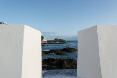 Salvador, Bahia, Brezilya - 14 Eylül 2024: Salvador, Bahia 'da bulunan Farol da Barra olarak bilinen Santo Antonio Kalesi' nin uzaktan görüntüsü.