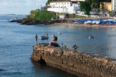 Salvador, Bahia, Brezilya - 14 Eylül 2024: Salvador, Bahia 'da öğleden sonra Barra limanındaki rıhtım manzarası.
