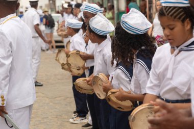 Saubara, Bahia, Brezilya - 3 Ağustos 2024: Marujada ve Cheganca kültür grubu üyeleri, Bahia 'nın Saubara kentinde düzenlenen geçit töreninde sahne alırken görüldü..