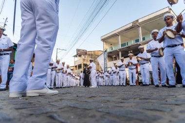 Saubara, Bahia, Brezilya - 3 Ağustos 2024: Kültür grubu Marujada Fragata Brasileira, Bahia 'daki Saubara kentinde düzenlenen bir Chegancas toplantısında geçit töreninde görülüyor..