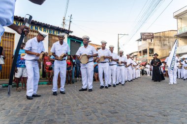 Saubara, Bahia, Brezilya - 3 Ağustos 2024: Kültür grubu Marujada Fragata Brasileira, Bahia 'daki Saubara kentinde düzenlenen bir Chegancas toplantısında geçit töreninde görülüyor..