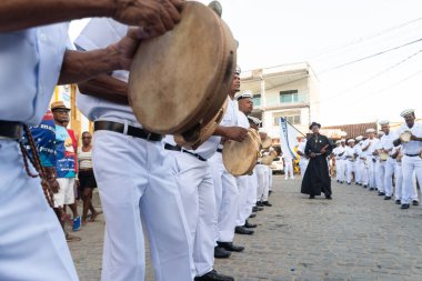 Saubara, Bahia, Brezilya - 3 Ağustos 2024: Kültür grubu Marujada Fragata Brasileira, Bahia 'daki Saubara kentinde düzenlenen bir Chegancas toplantısında geçit töreninde görülüyor..