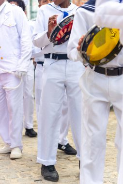 Saubara, Bahia, Brezilya - 3 Ağustos 2024: Bahia 'daki Saubara kentinde düzenlenen geçit töreninde kültür grubu Marujada sahne alırken görülüyor.