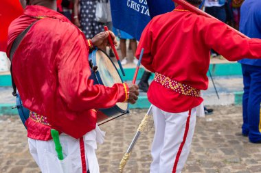 Saubara, Bahia, Brezilya - 3 Ağustos 2024: Marujada ve Cheganca kültür grubu üyeleri, Bahia 'nın Saubara kentinde düzenlenen geçit töreninde perküsyon enstrümanları çalarken görülüyor.