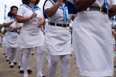 Saubara, Bahia, Brezilya - 3 Ağustos 2024: Karaktere bürünmüş bir grup Marujada, Bahia 'daki Saubara kentinde düzenlenen bir Chegancas toplantısında sahne alırken görüldü..