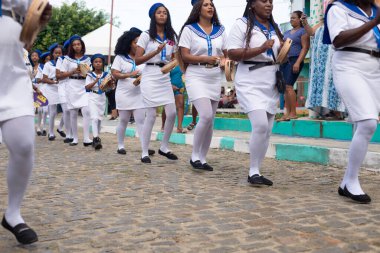 Saubara, Bahia, Brezilya - 3 Ağustos 2024: Kadınlardan oluşan Marujada kültür grubu, Bahia 'nın Saubara kentinde düzenlenen bir Chegancas toplantısında geçit töreninde görülüyor..