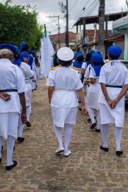 Saubara, Bahia, Brezilya - 3 Ağustos 2024: Geleneksel kıyafetler giymiş Marujada kültür grubu, Chegancas toplantısı sırasında geçit töreni yaparken görülüyor. Saubara, Bahia.