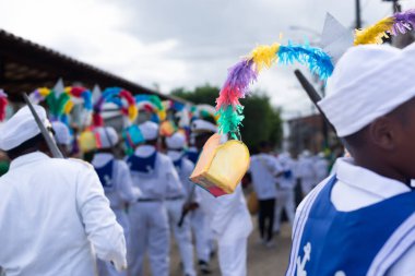 Saubara, Bahia, Brezilya - 3 Ağustos 2024: Karaktere bürünmüş bir grup Marujada, Bahia 'daki Saubara kentinde düzenlenen bir Chegancas toplantısında sahne alırken görüldü..