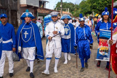 Saubara, Bahia, Brezilya - 3 Ağustos 2024: Tipik kıyafetler giymiş Marujada kültür grubu, Saubara, Bahia 'daki bir Chegancas toplantısında dans ederken, şarkı söylerken ve çalarken görülüyor.