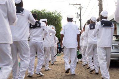 Saubara, Bahia, Brezilya - 3 Ağustos 2024: Tipik kıyafetler giymiş Marujada kültür grubu, Saubara, Bahia 'daki bir Chegancas toplantısında dans ederken, şarkı söylerken ve çalarken görülüyor.