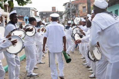 Saubara, Bahia, Brezilya - 3 Ağustos 2024: Geleneksel kıyafetler giymiş Marujada kültür grubu, Chegancas toplantısı sırasında geçit töreni yaparken görülüyor. Saubara, Bahia.