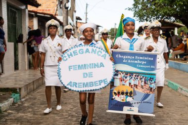 Saubara, Bahia, Brezilya - 3 Ağustos 2024: Kadınlardan oluşan Marujada kültür grubu, Bahia 'nın Saubara kentinde düzenlenen bir Chegancas toplantısında geçit töreninde görülüyor..