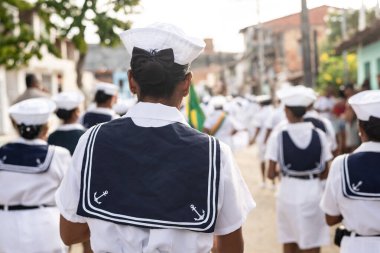 Saubara, Bahia, Brezilya - 3 Ağustos 2024: Kadınlardan oluşan Marujada kültür grubu, Bahia 'nın Saubara kentinde düzenlenen bir Chegancas toplantısında geçit töreninde görülüyor..