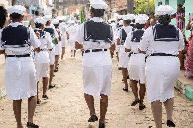 Saubara, Bahia, Brezilya - 3 Ağustos 2024: Kadınlardan oluşan Marujada kültür grubu, Bahia 'nın Saubara kentinde düzenlenen bir Chegancas toplantısında geçit töreninde görülüyor..