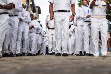 Saubara, Bahia, Brezilya - 3 Ağustos 2024: Karaktere bürünmüş bir grup Marujada, Bahia 'daki Saubara kentinde düzenlenen bir Chegancas toplantısında sahne alırken görüldü..