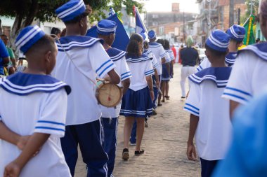 Saubara, Bahia, Brezilya - 3 Ağustos 2024: Tipik kıyafetler giymiş Marujada kültür grubu, Saubara, Bahia 'daki bir Chegancas toplantısında dans ederken, şarkı söylerken ve çalarken görülüyor.