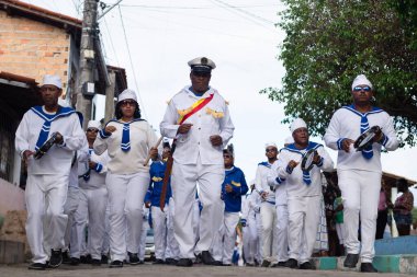 Saubara, Bahia, Brezilya - 3 Ağustos 2024: Tipik kıyafetler giymiş Marujada kültür grubu, Saubara, Bahia 'daki bir Chegancas toplantısında dans ederken, şarkı söylerken ve çalarken görülüyor.