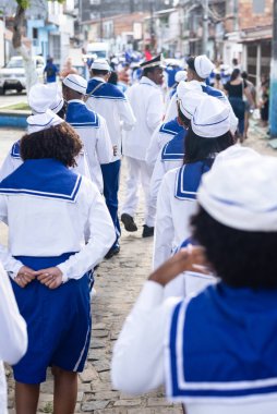 Saubara, Bahia, Brezilya - 3 Ağustos 2024: Kadınlardan oluşan Marujada kültür grubu, Bahia 'nın Saubara kentinde düzenlenen bir Chegancas toplantısında geçit töreninde görülüyor..