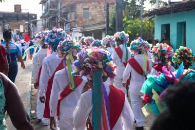 Saubara, Bahia, Brezilya - 3 Ağustos 2024: Tipik kıyafetler giymiş Marujada kültür grubu, Saubara, Bahia 'daki bir Chegancas toplantısında dans ederken, şarkı söylerken ve çalarken görülüyor.
