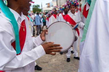 Saubara, Bahia, Brezilya - 3 Ağustos 2024: Tipik kıyafetler giymiş Marujada kültür grubu, Saubara, Bahia 'daki bir Chegancas toplantısında dans ederken, şarkı söylerken ve çalarken görülüyor.