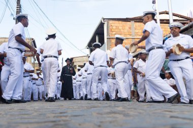 Saubara, Bahia, Brezilya - 3 Ağustos 2024: Karaktere bürünmüş bir grup Marujada, Bahia 'daki Saubara kentinde düzenlenen bir Chegancas toplantısında sahne alırken görüldü..