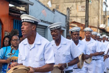 Saubara, Bahia, Brezilya - 3 Ağustos 2024: Brezilyalı firkateyn Marujada üyeleri Saubara, Bahia 'daki bir Chegancas toplantısında sahne alırken görüldü.