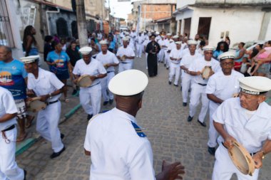 Saubara, Bahia, Brezilya - 3 Ağustos 2024: Brezilyalı firkateyn Marujada üyeleri Saubara, Bahia 'daki bir Chegancas toplantısında sahne alırken görüldü.
