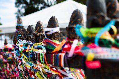 Salvador, Bahia, Brezilya - 27 Aralık 2019: Bahia 'nın Salvador kentindeki Sinyor do Bonfim Kilisesi' nin çitlerine iliştirilmiş birkaç renkli kurdele.