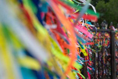 Salvador, Bahia, Brezilya - 27 Aralık 2019: Salvador, Bahia 'daki Sinyor do Bonfim kilisesinin kapısına bağlanmış yüzlerce renkli hatıra kurdelesi.