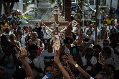 Salvador, Bahia, Brezilya - 27 Aralık 2019: İnsanlar Bahia 'nın Salvador kentindeki Bonfim kilisesinde İsa' nın haçına dokunurken görüldü..