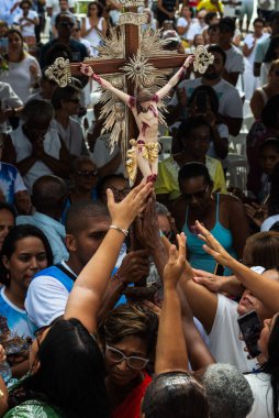 Salvador, Bahia, Brezilya - 27 Aralık 2019: Katolikler Salvador, Bahia 'daki Bonfim kilisesinde İsa' nın resmine dokunurken görüldü..