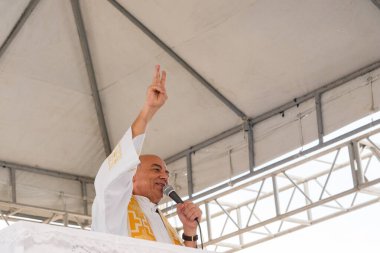 Salvador, Bahia, Brezilya - 27 Aralık 2019: Rahip, Salvador, Bahia 'daki Senhor do Bonfim kilisesinde ayini kutlarken görülüyor.