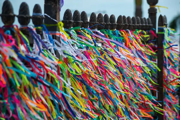 Salvador, Bahia, Brezilya - 27 Aralık 2019: Salvador, Bahia 'daki Sinyor do Bonfim kilisesinin kapısına bağlanmış yüzlerce renkli hatıra kurdelesi.