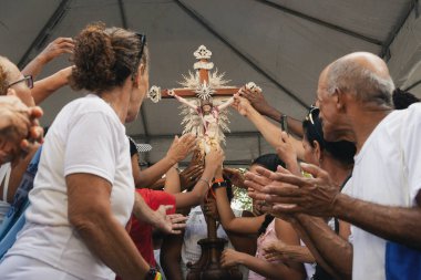 Salvador, Bahia, Brezilya - 27 Aralık 2019: Katolikler Salvador, Bahia 'daki Bonfim kilisesinde İsa' nın resmine dokunurken görüldü..