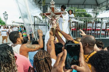 Salvador, Bahia, Brezilya - 27 Aralık 2019: Katolikler Salvador, Bahia 'daki Bonfim kilisesinde İsa' nın haçına dokundular..