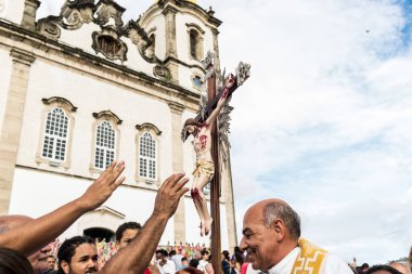 Salvador, Bahia, Brezilya - 27 Aralık 2019: Birçok Katolik inananın, Bahia 'nın Salvador kentindeki Bonfim kilisesinde İsa' nın haçına dokunduğu görüldü..