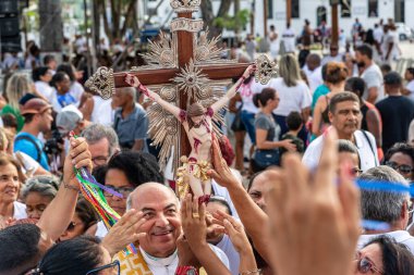Salvador, Bahia, Brezilya - 27 Aralık 2019: Katolikler Salvador, Bahia 'daki Bonfim kilisesinde İsa' nın haçına dokundular..